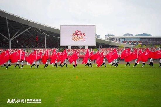 第15分钟，莱默尔右路传到禁区后点于帕梅卡诺头球顶高了。